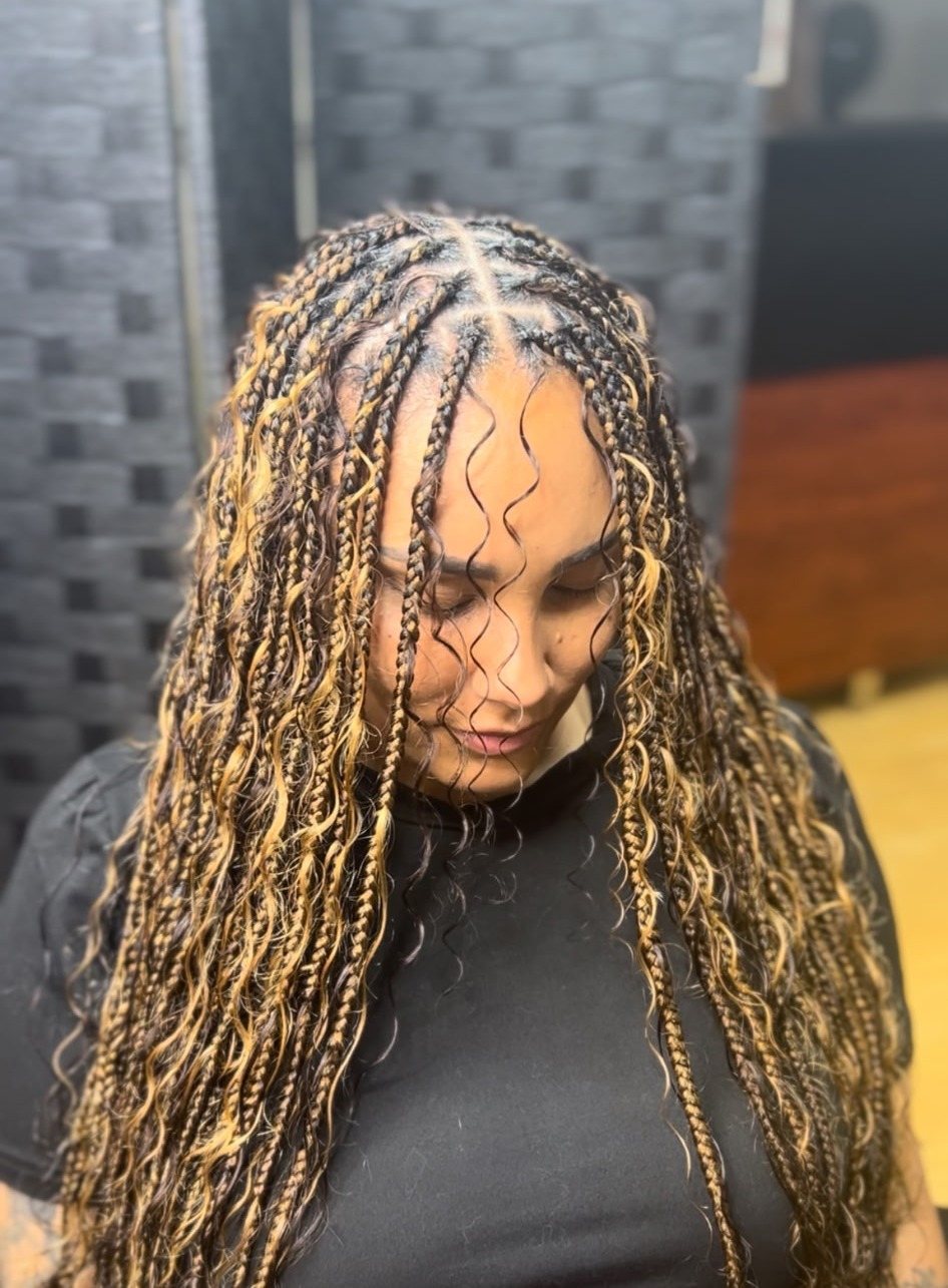 Honey blonde highlighted boho knotless braids